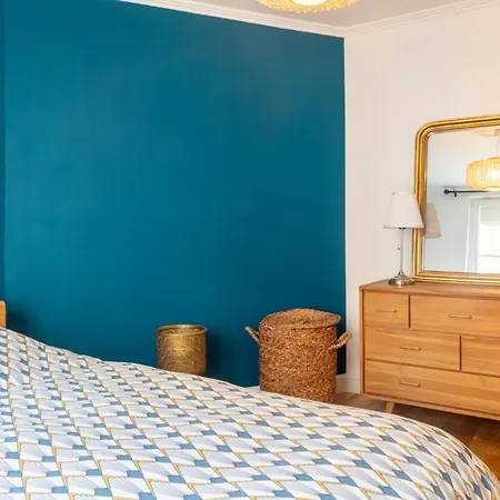 Apartment Delightful & Organically-styled 2bd Flatbercy